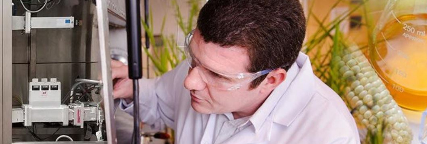 Image of scientist, Mark Gronnow working in laboratory