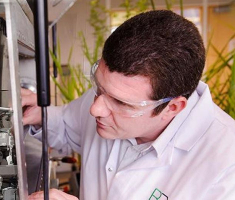 Image of scientist, Mark Gronnow working in laboratory