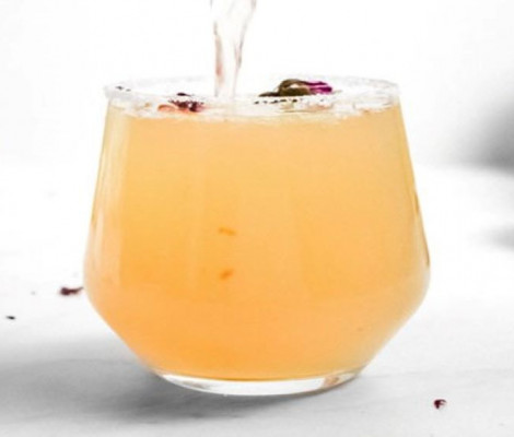 An image of a glass of kombucha