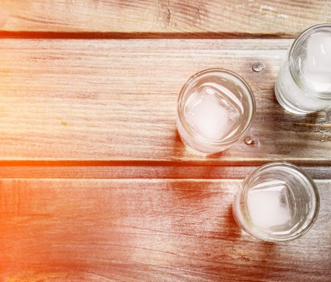 An image of glasses of spirit with ice cubes, made by Ellers Distillery